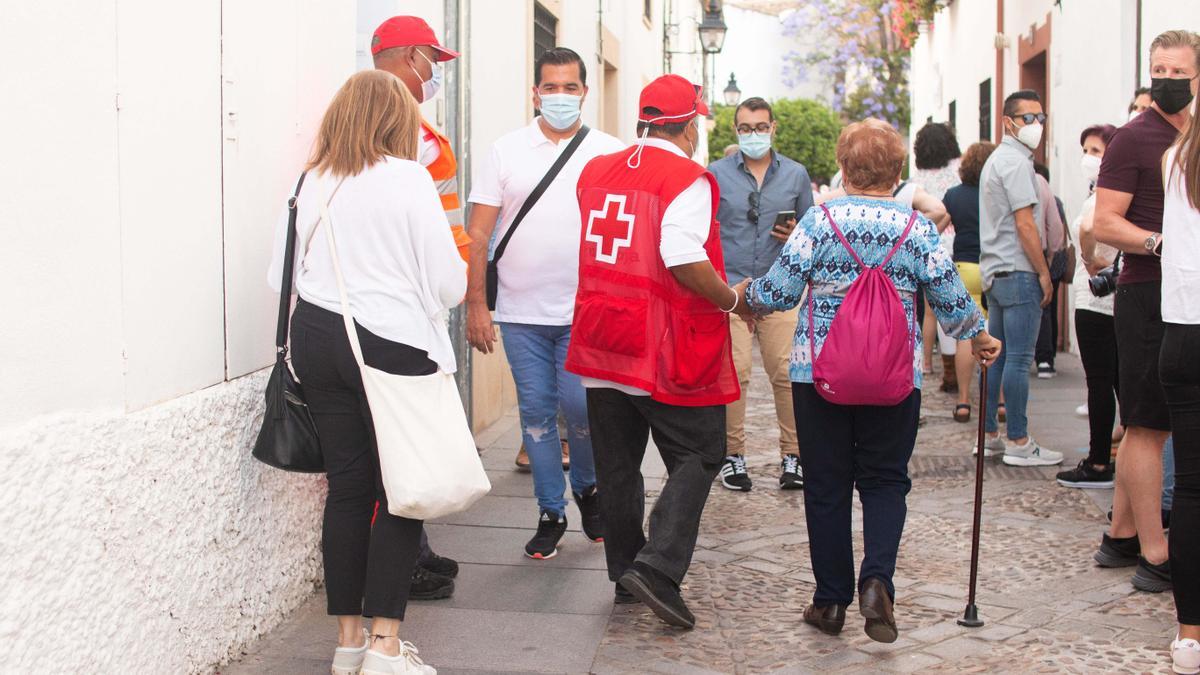 Equipo de Cruz Roja prestando asistencia en Córdoba.