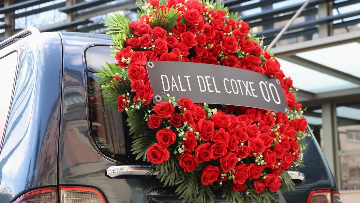 El cotxe fúnebre que recorrerà part de Catalunya en el marc de la campanya 'Dalt del cotxe, 0'0'  Data de publicació: dijous 07 de març del 2024, 12:14  Localització: Barcelona  Autor: Maria Pratdesaba