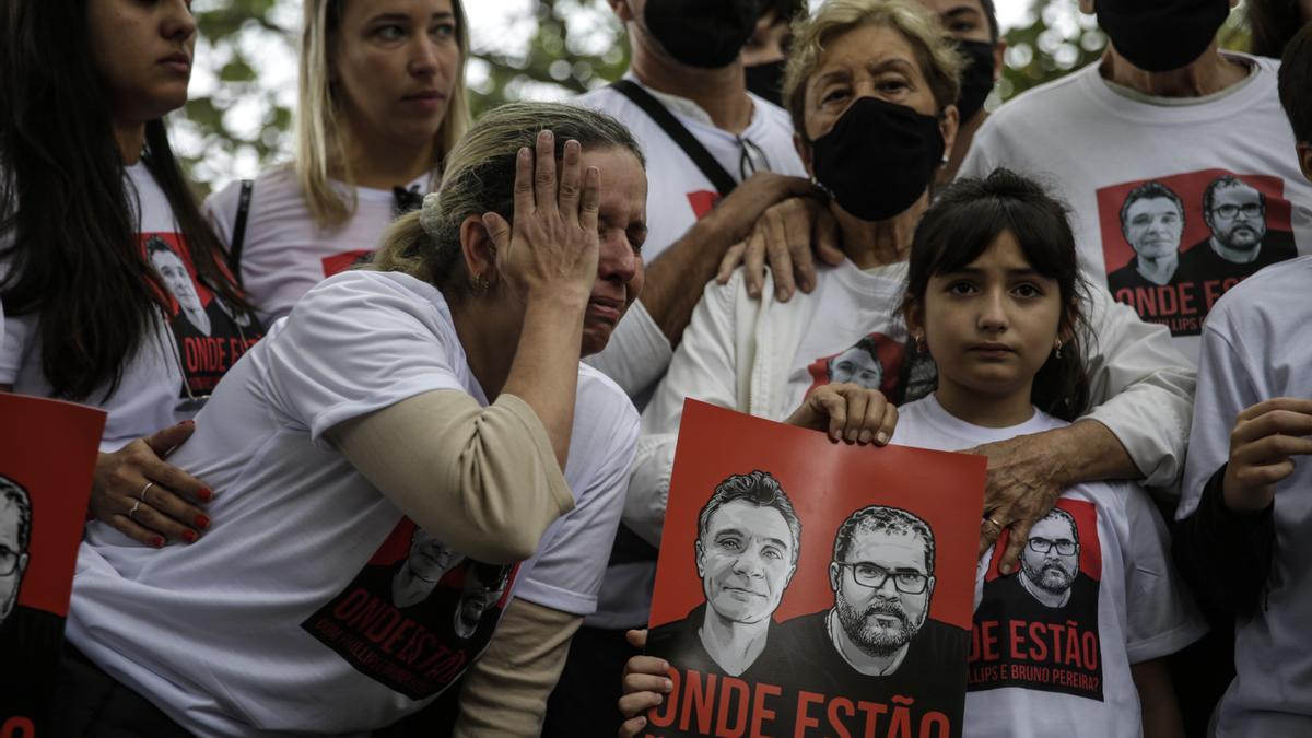 Familiares y allegados de Dom Philips y de Bruno Pereira, en una concentración este domingo en Río de Janeiro.