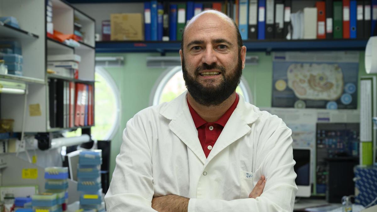Juan García Arriaza, en el laboratorio en el que trabaja, en una imagen reciente.
