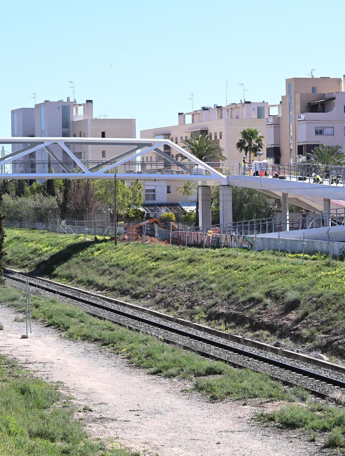 Vías del tren junto al barrio de Altabix, donde se está a punto de abrir la pasarela en Elche