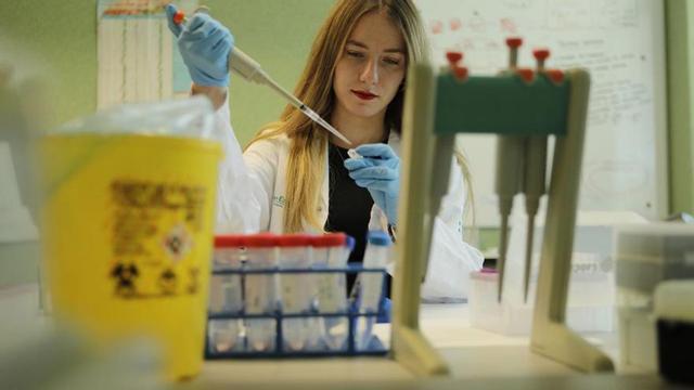 La investigadora predoctoral del Idisba, Sandra Íñiguez Muñoz, en el laboratorio de Epigenética del Cáncer.