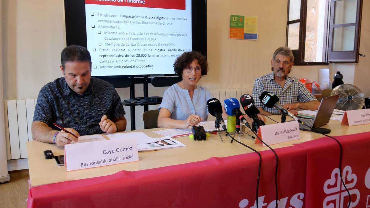 Dolors Puigdevall, Caye Gómez, i Agustí Bazaga, durant la presentació de l&#039;informe