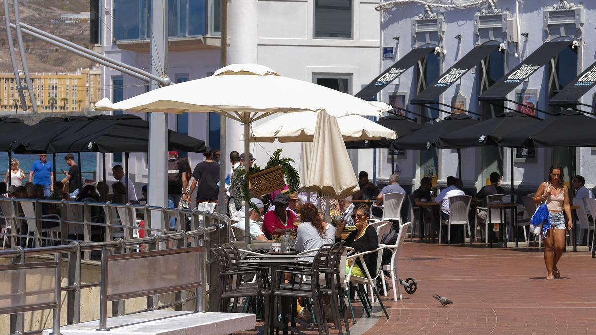 Terrazas en el paseo de Las Canteras.