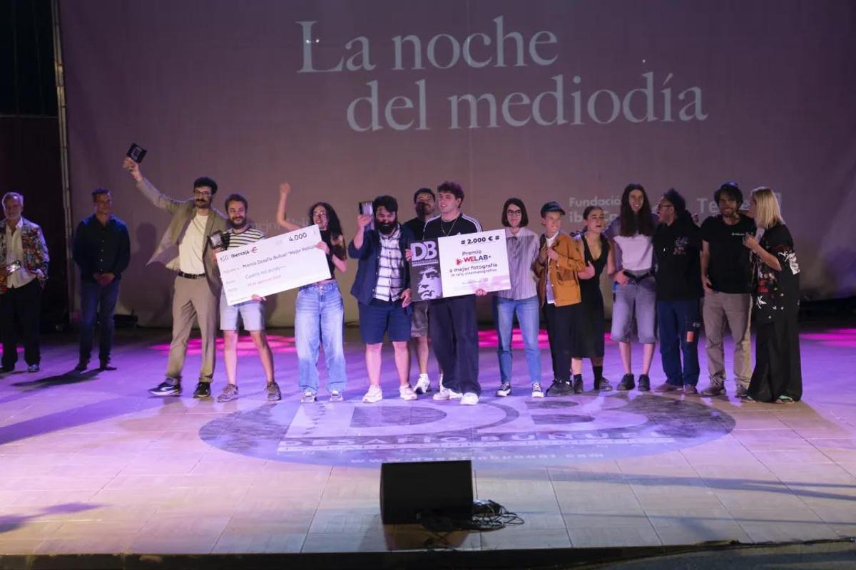 Sergi Llàcer, primero por la izquierda, levanta el premio en el festival Desafío Buñuel, en Teruel.