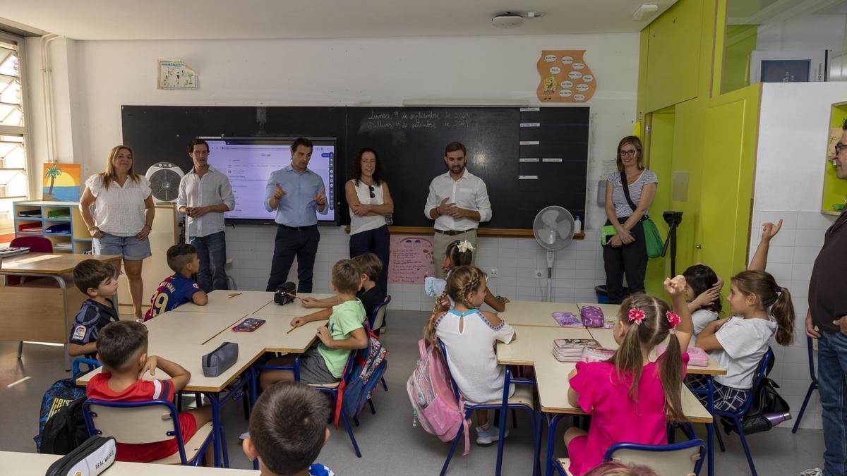 El alcalde y la vicealcaldesa en el comienzo del curso escolar en el CEIP Las Culturas