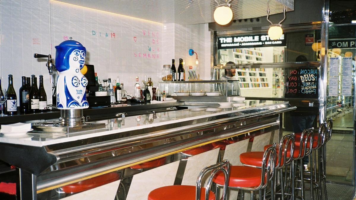 La barra de la entrada de Taberna Nardi.