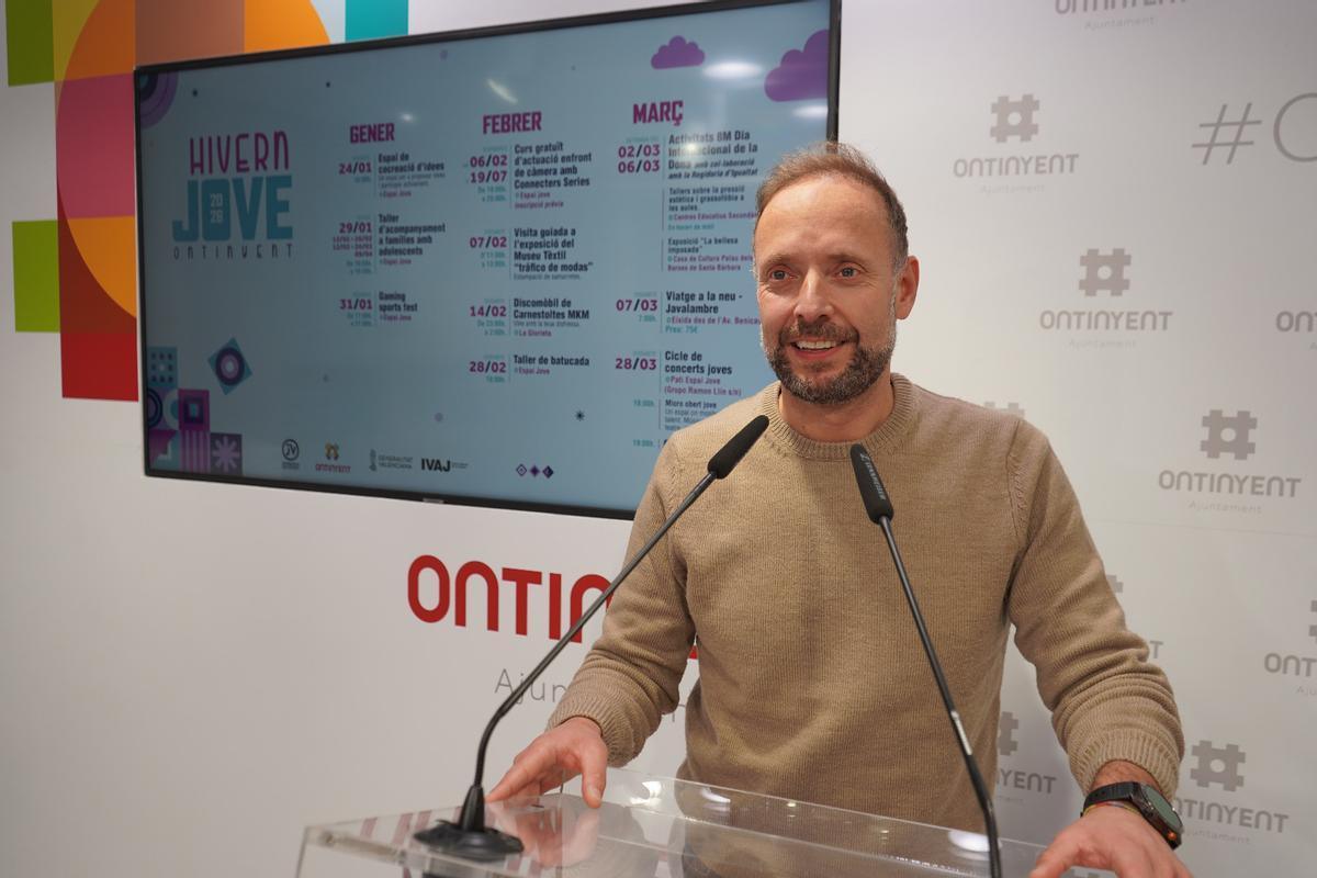 Àlex Borrell, concejal de Juventud de Ontinyent, en la presentación del "Hivern Jove".