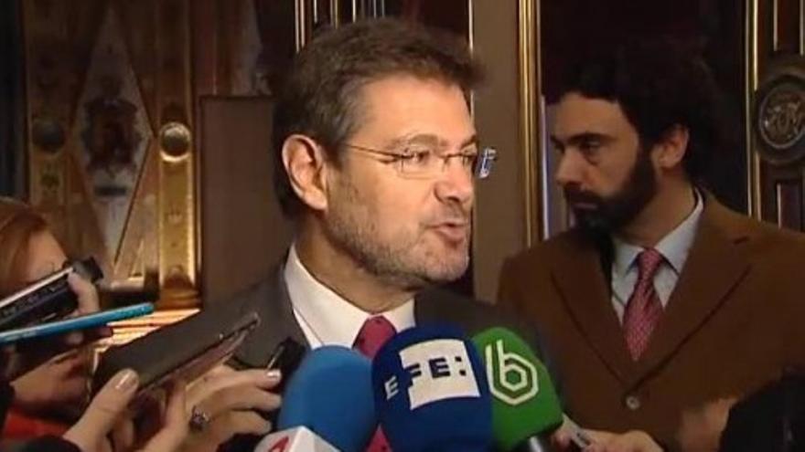 Rafael Catalá acusa de &quot;intolerancia&quot; a El País por no aceptar a Santamaría en el debate