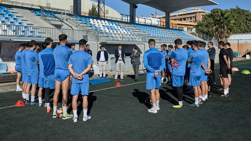 El Ayuntamiento coordina con el CF Gandia la renovación del césped del Guillermo Olagüe