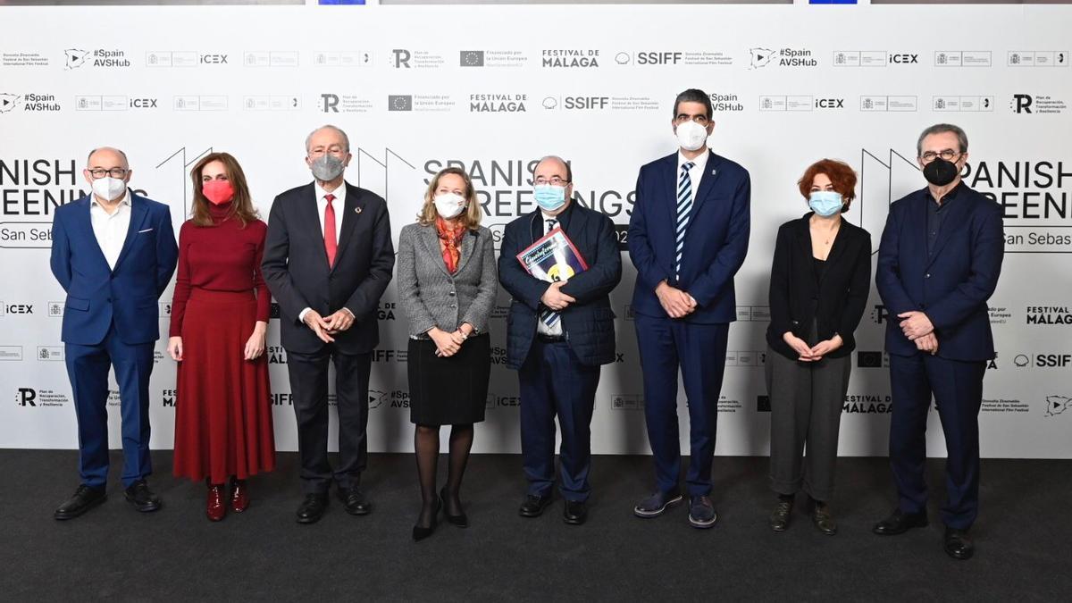 Foto de familia de los responsables de la iniciativa, hoy en el Cine Doré de Madrid