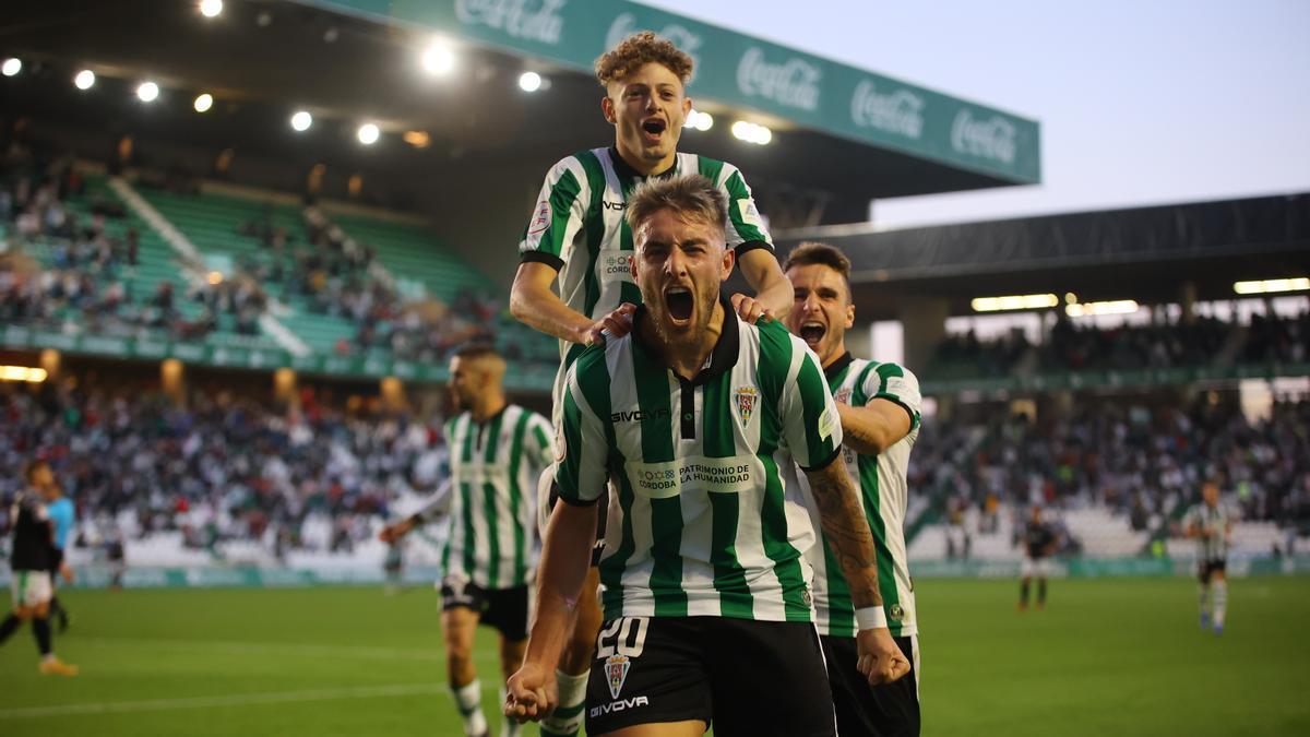 Antonio Casas celebra un gol en El Arcángel.