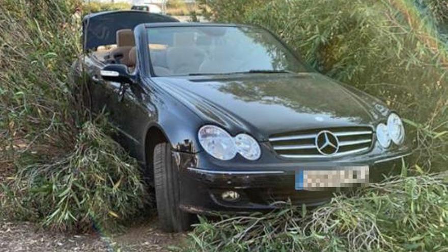 El Mercerdes descapotable tras ser abandonado en una zona de arbustos en Son Ferriol.