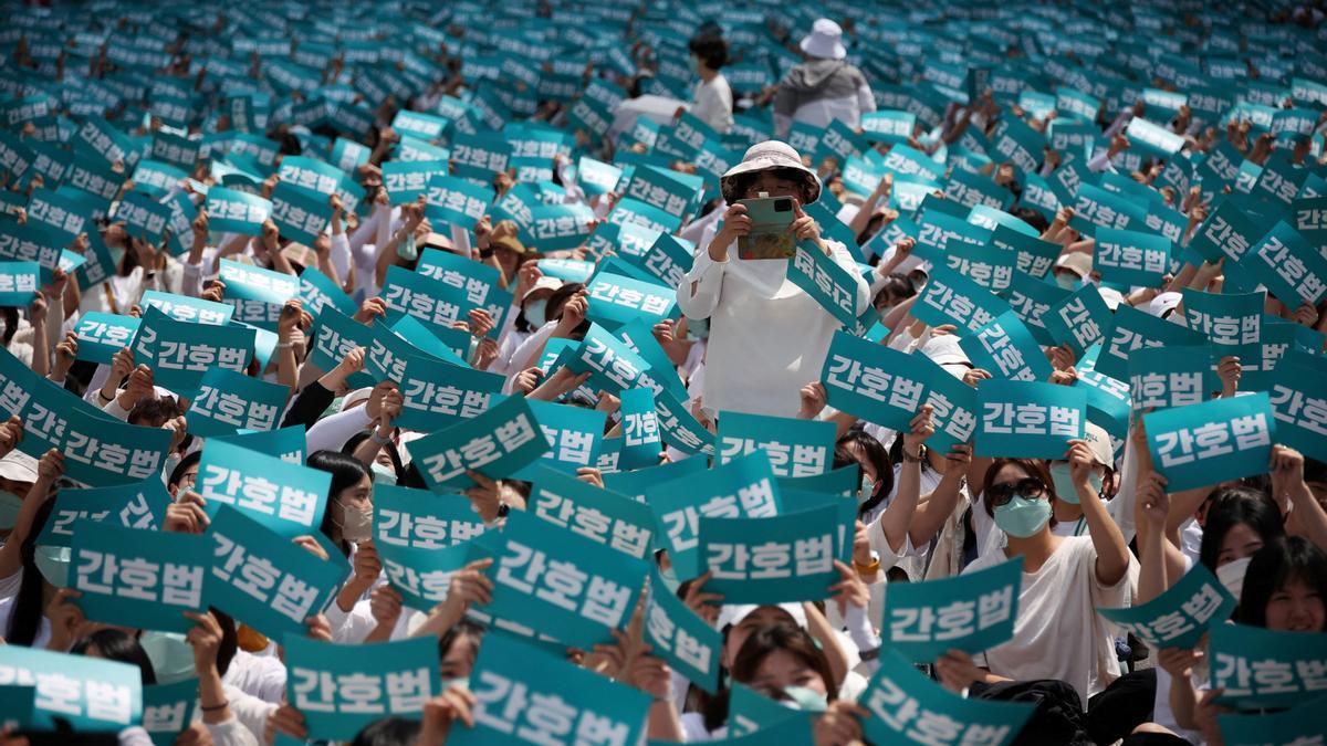 Las enfermeras de Corea del Sur protestan después de que Yoon vetara el proyecto de ley de enfermería.