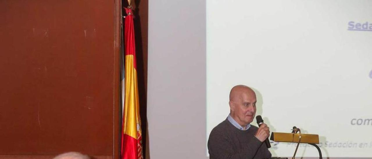 José María Vega Sánchez, del comité de ética asistencial del Hospital San Agustín, ayer, en el centro sanitario.