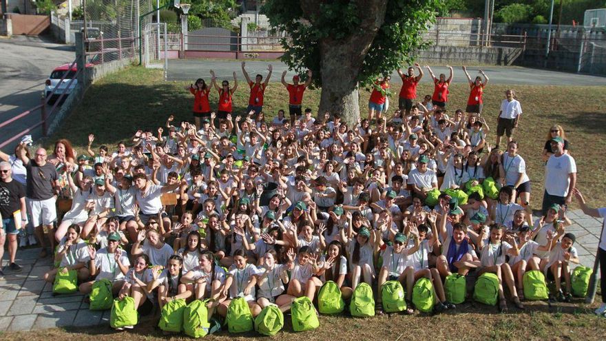 Los niños y los monitores,
en Barbadás. | Iñaki Osorio