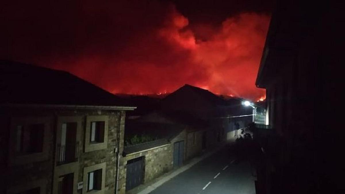 El fuego visto desde el balcón de su casa en Ferreras de Arriba.