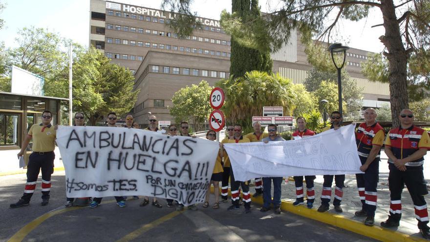 Trabajadores de ambulancias de la Costera concentrados ante el Hospital Lluís Alcanyís de Xàtiva