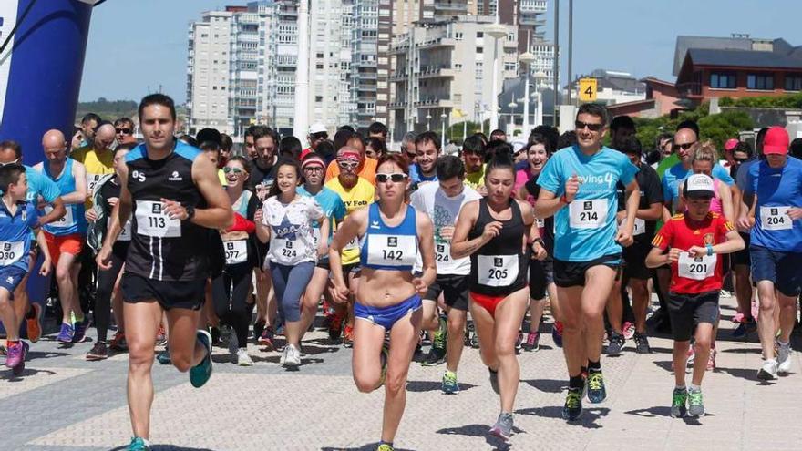 Participantes en la carrera solidaria de Salinas.