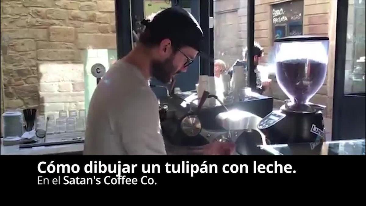 Com dibuixar una tulipa amb llet al Satan’s Coffee Corner.