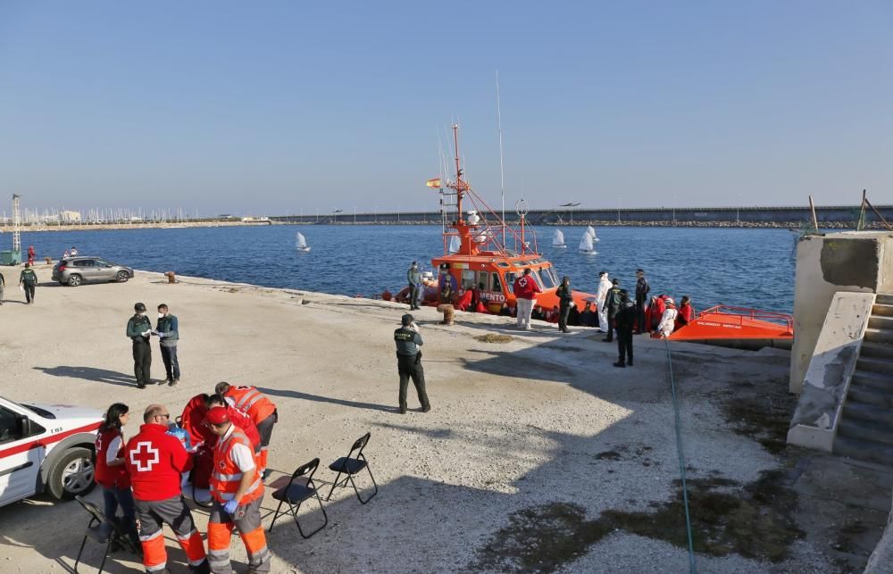 Guardia Civil, Cruz Roja y Salvamento Marítimo han puesto en marcha el protocolo para recepcionar a 24 personas rescatadas en el mar y que ocupaban una patera. 20 hombres y cuatro mujeres