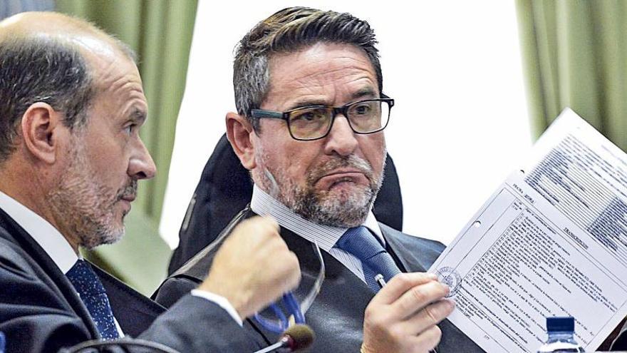 El juez suspendido en funciones, Salvador Alba (derecha), junto a Nicolás González-Cuéllar, uno de sus abogados.