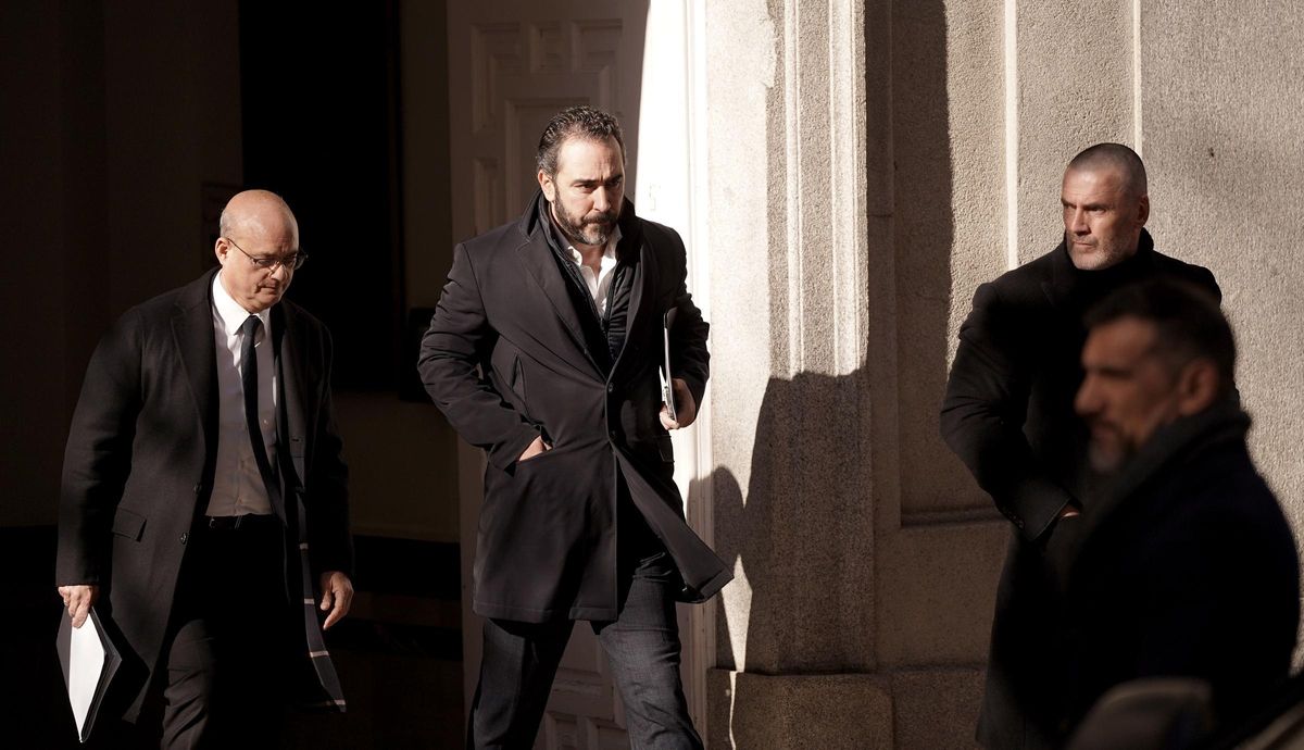 Víctor de Aldama sale del Tribunal Supremo después de declarar, acompañado por el líder de la organización Desokupa, Daniel Estévez