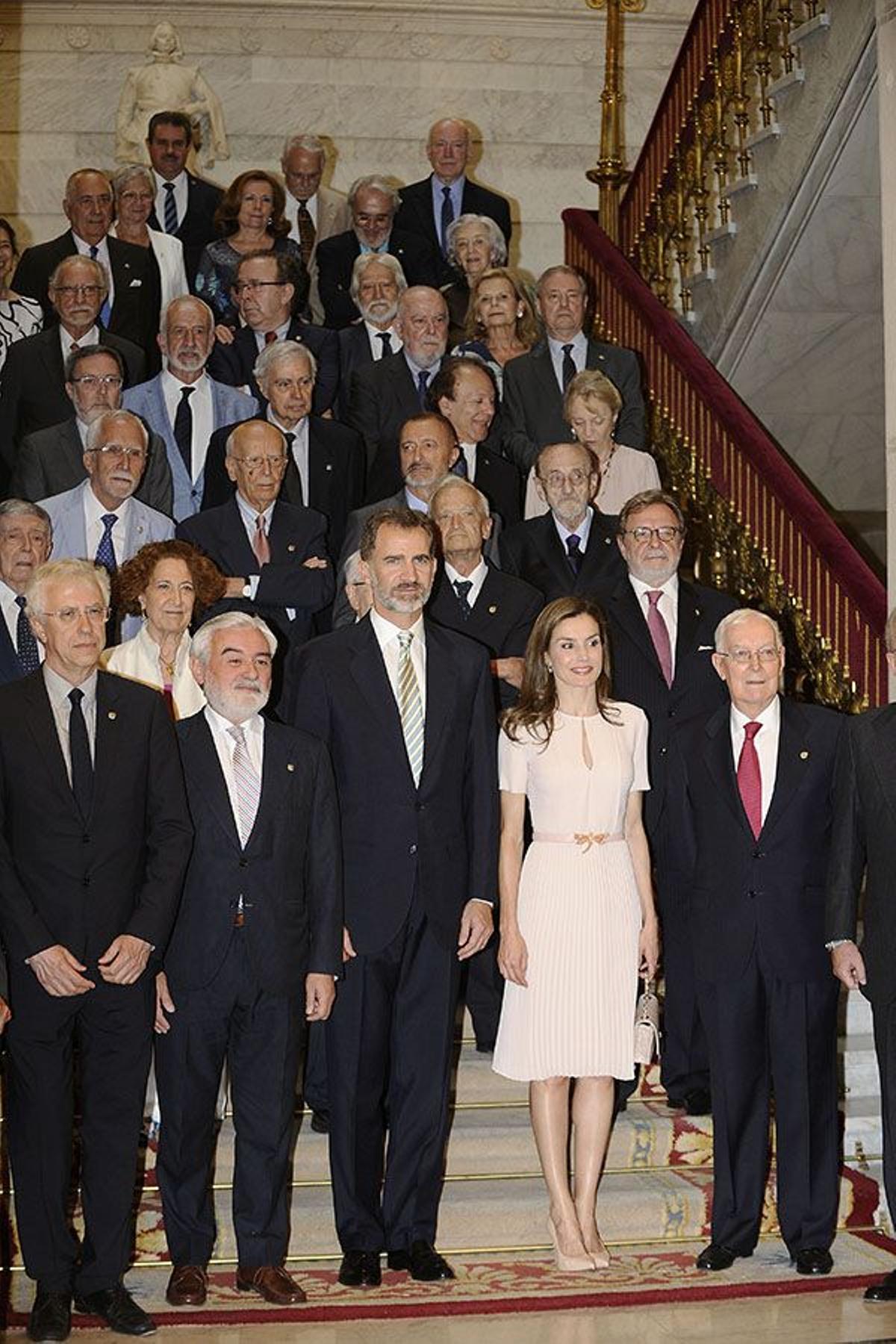 Los Reyes posando junto a los miembros de la Real Academia Española
