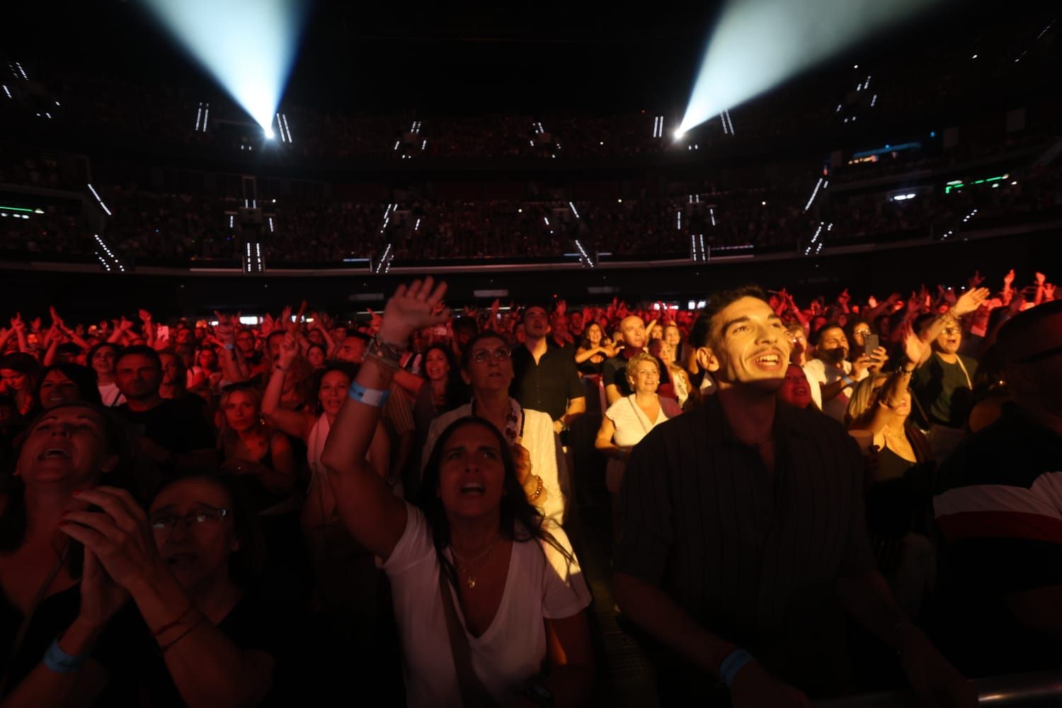 Manuel Carrasco arrebata en su concerto del Roig Arena: todas las imágenes