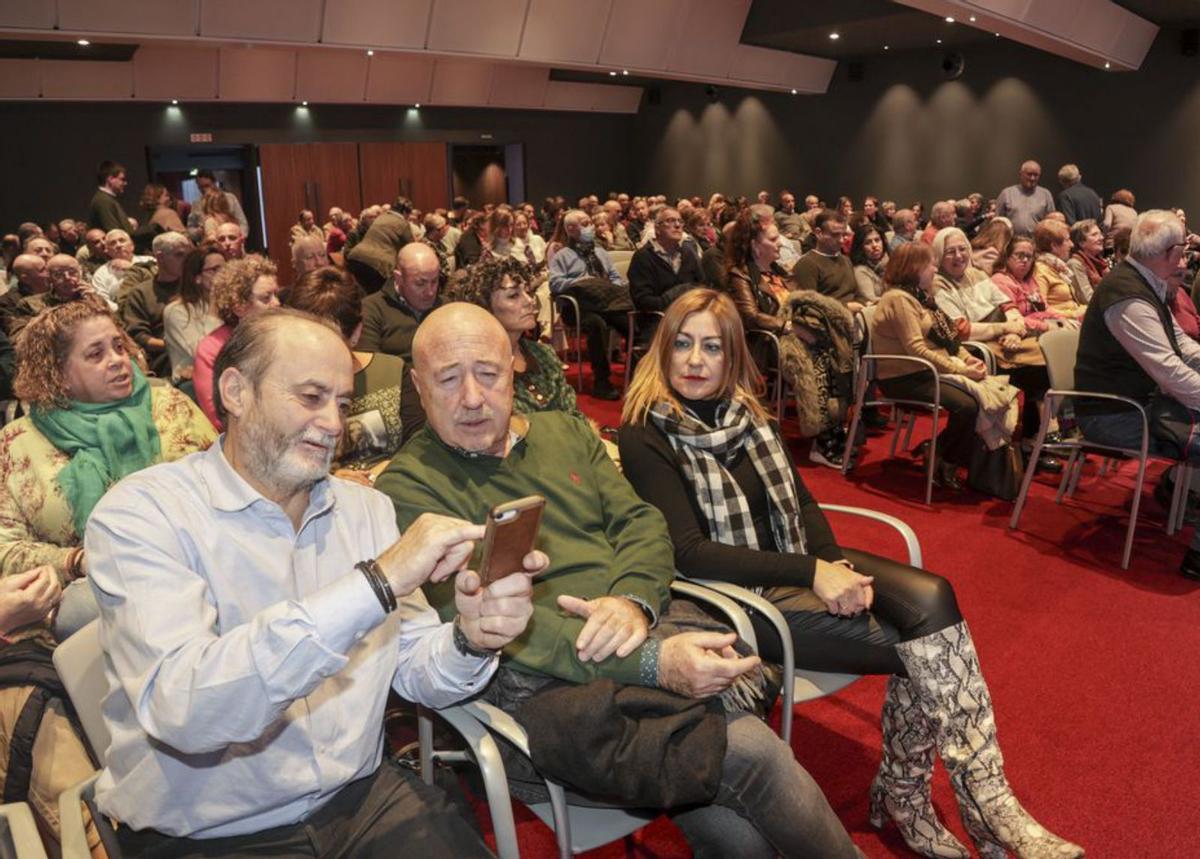 El público que llenó ayer el Club Prensa Asturiana de LA NUEVA ESPAÑA.  | Irma Collín