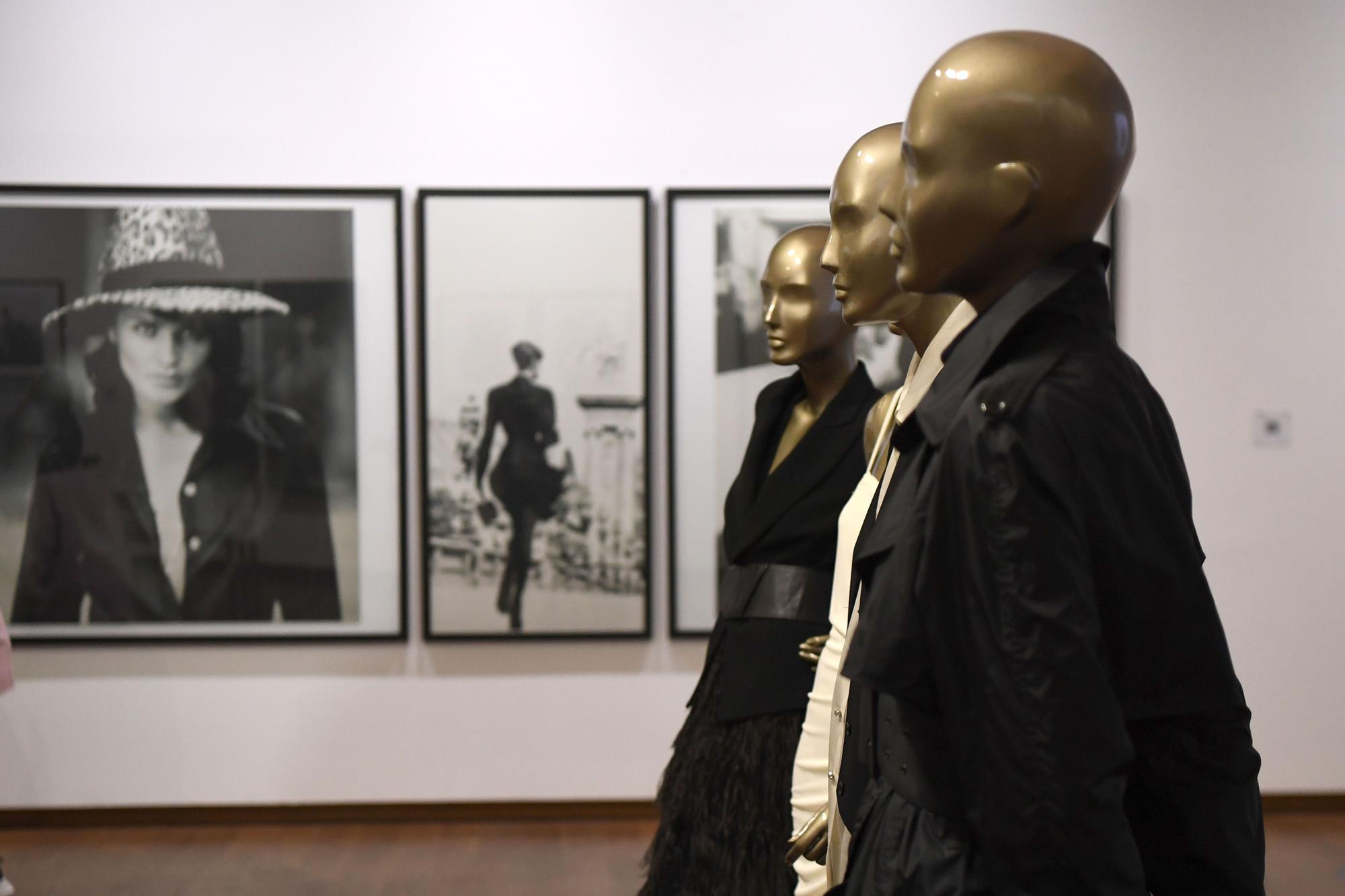 Roberto Verino reivindica a las mujeres en la inauguración de su exposición en la Fundación Luis Seoane