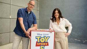 Lindsey Collins y Pete Docter, productora y productor ejecutivo de Toy Story 5, durante la presentación de la nueva entrega de la saga