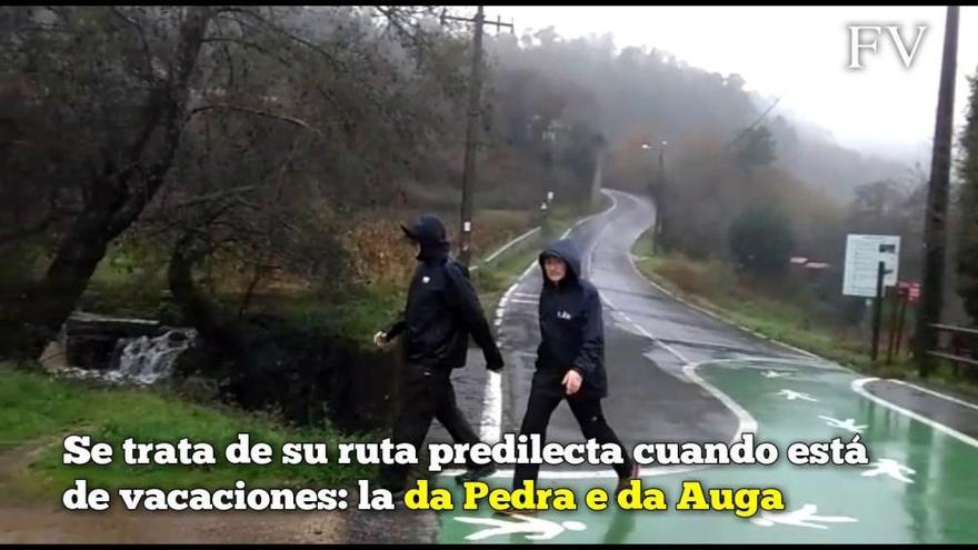 Rajoy camina bajo la lluvia en Ribadumia