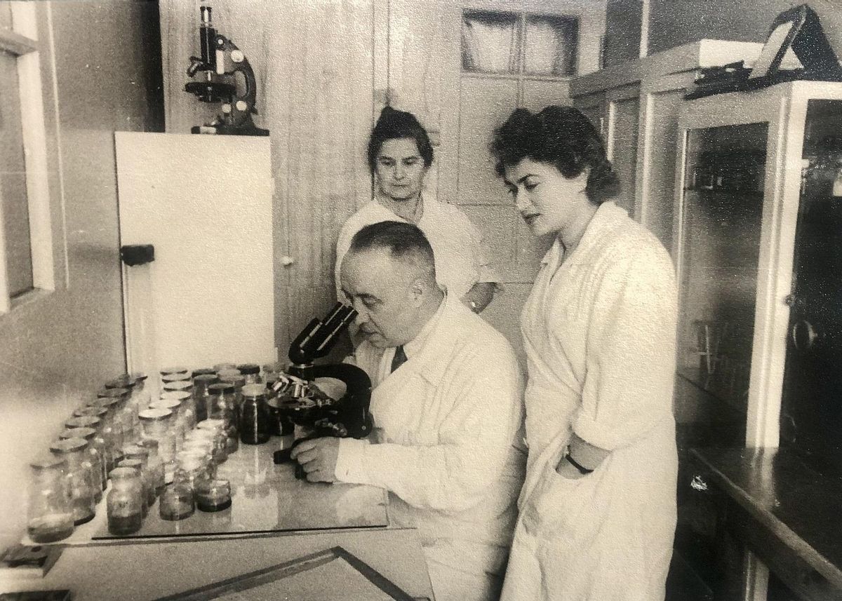 El doctor Juan Planelles, en pleno trabajo de investigación en el exilio, en el Instituto Gamaleya de Moscú.