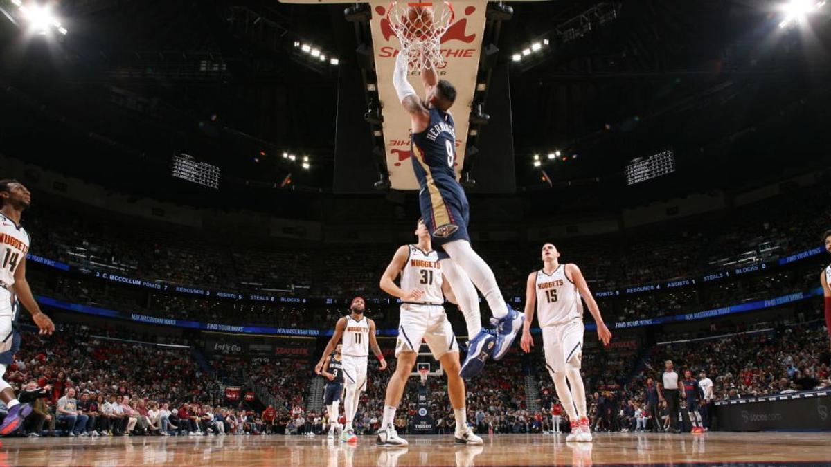 Willy Hernangómez hace un mate de espaldas contra los Denver Nuggets.