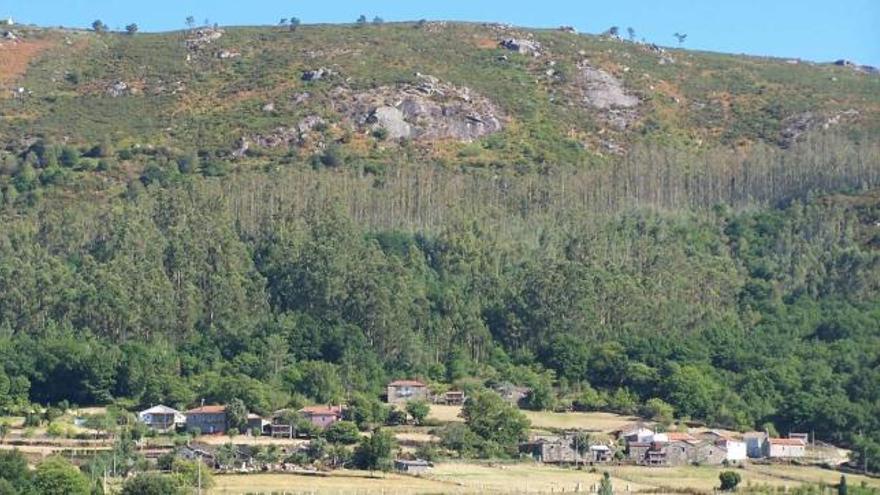 A Laxamoura, no monte de Meilide, a peneda da fin do mundo.