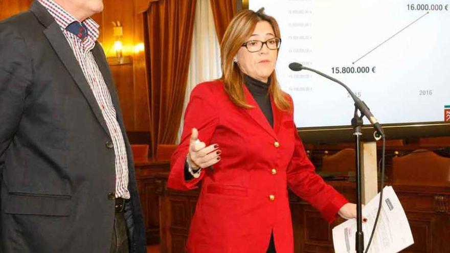 Martín Pozo explica el presupuesto con el diputado Antonio Iglesias.