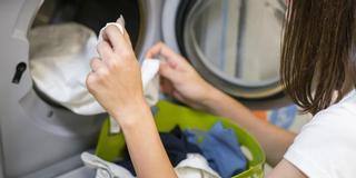 ¿Meter una esponja en la lavadora? El truco que deberías haber sabido antes