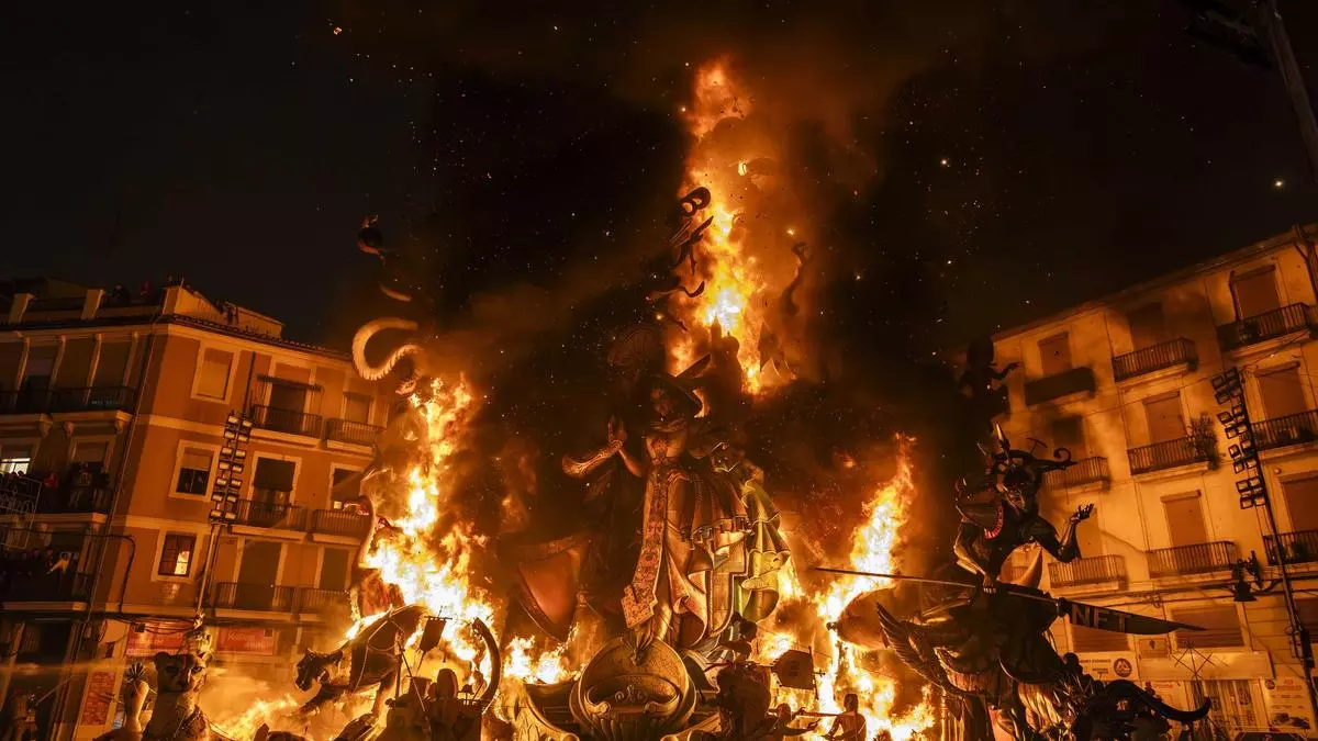 El fuego clausura unas Fallas históricas que han hecho de terapia en un año dramático