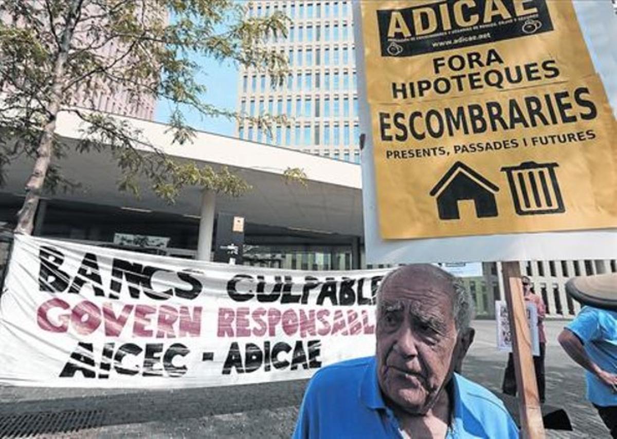 Protesta contra les clàusules terra a la Ciutat de la Justícia.