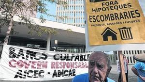 Protesta contra les clàusules terra a la Ciutat de la Justícia.