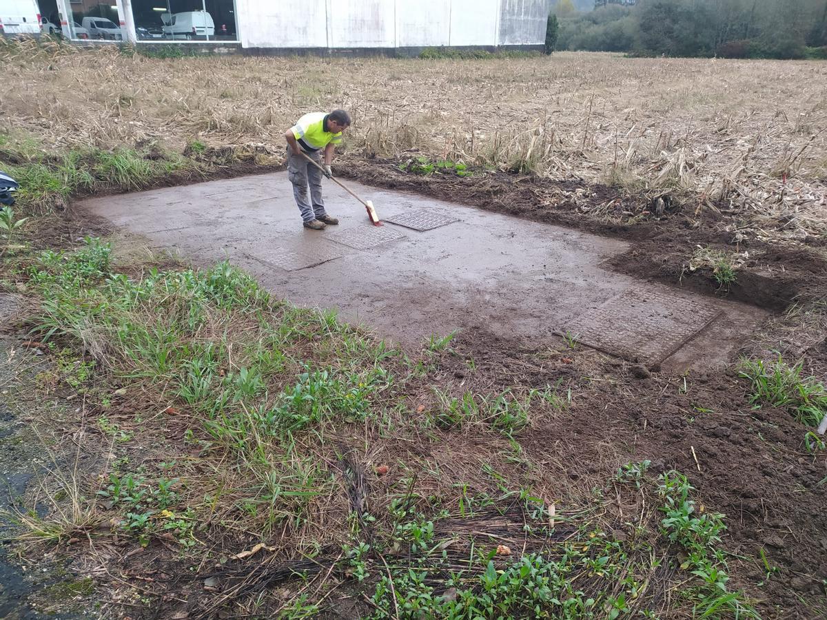 Un operario realizando trabajos en el bombeo de la red de saneamiento de A Central, en Outes.