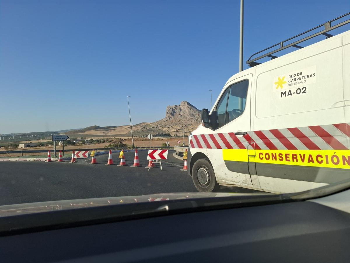 Un incendio forestal en un paraje de Antequera obliga a cortar la A-7282