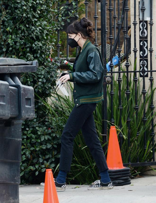 Dakota Johnson con una bomber en Los Ángeles.