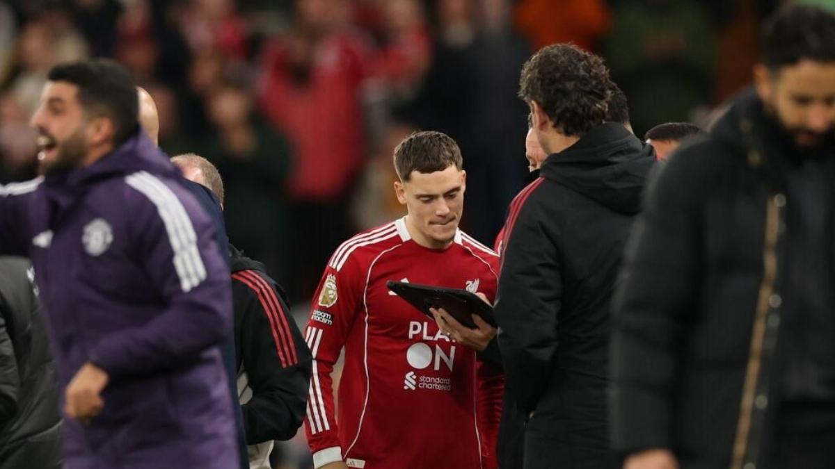 Slot señala el polémico primer gol del United: "Nunca nos tiramos al suelo"