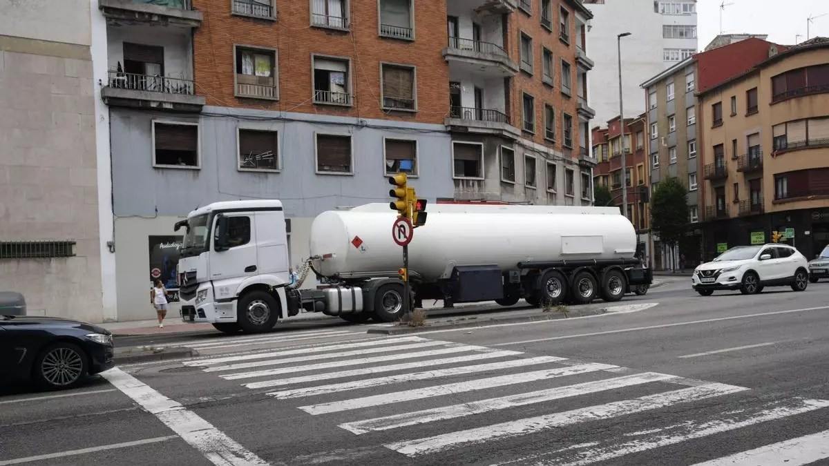 "Es una mejora importante, pero se necesita mucho más", afirman los vecinos de La Calzada sobre los parches en Príncipe de Asturias.
