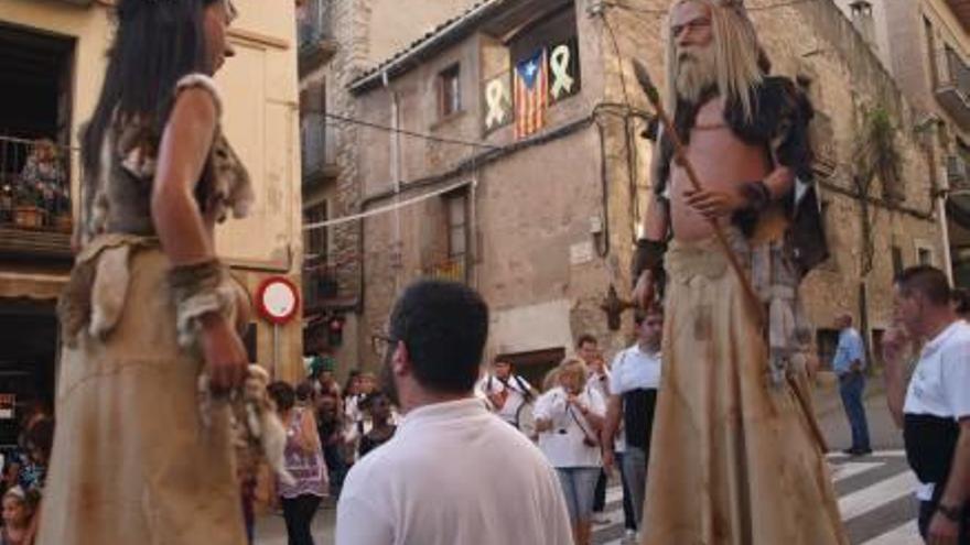 Cercavila de gegants i capgrossos pels carrers de Moià, ahir al migdia