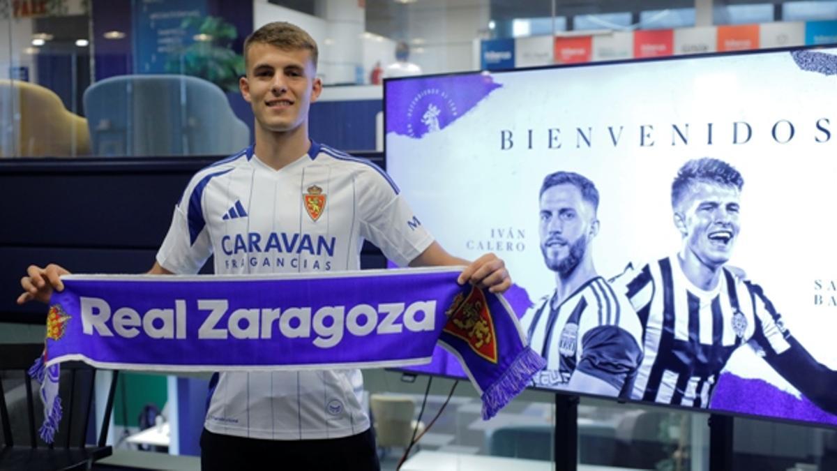 Samed Bazdar, con una bufanda del Real Zaragoza en su presentación en el verano de 2024.