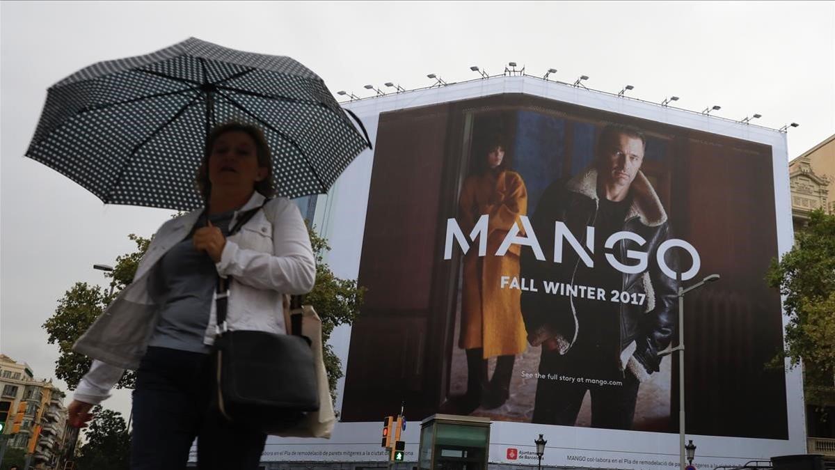 Un anuncio de Mango en la calle Aragón de Barcelona.