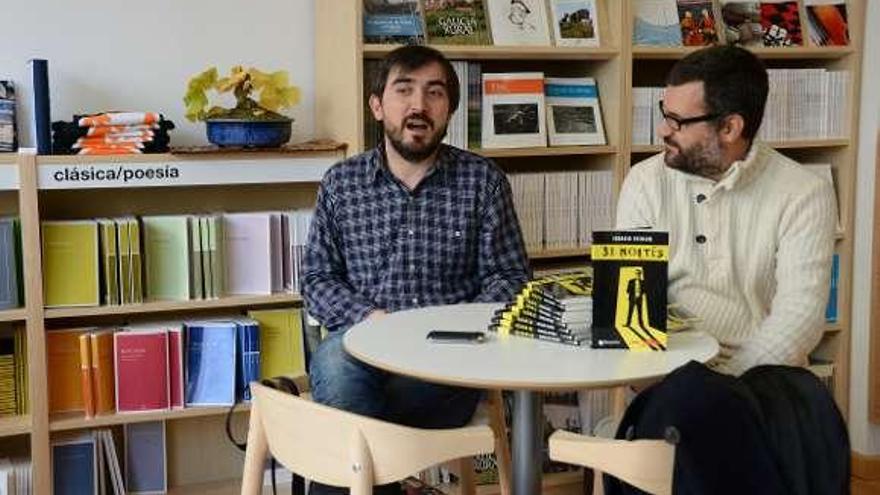 El autor, Ignacio Escolar, ayer con el editor, Moisés Barcia.  // G.N.